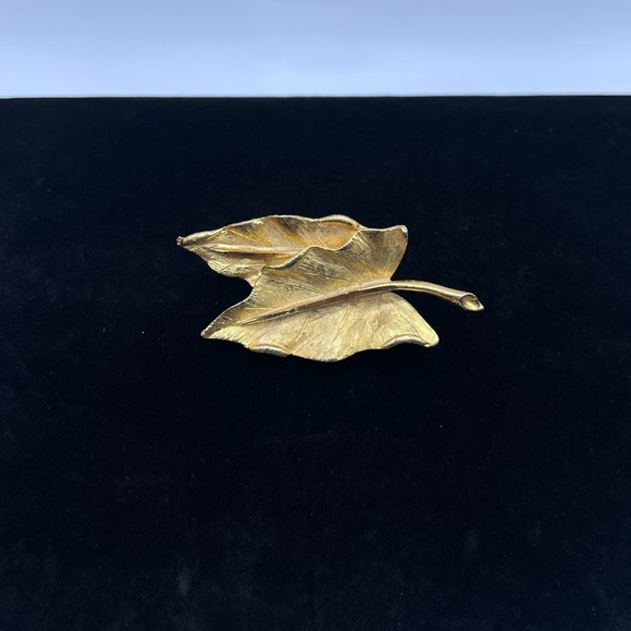 Vintage Signed BSK Goldtone Textured Leaves Shape Pin Brooch - Picture 1 of 4